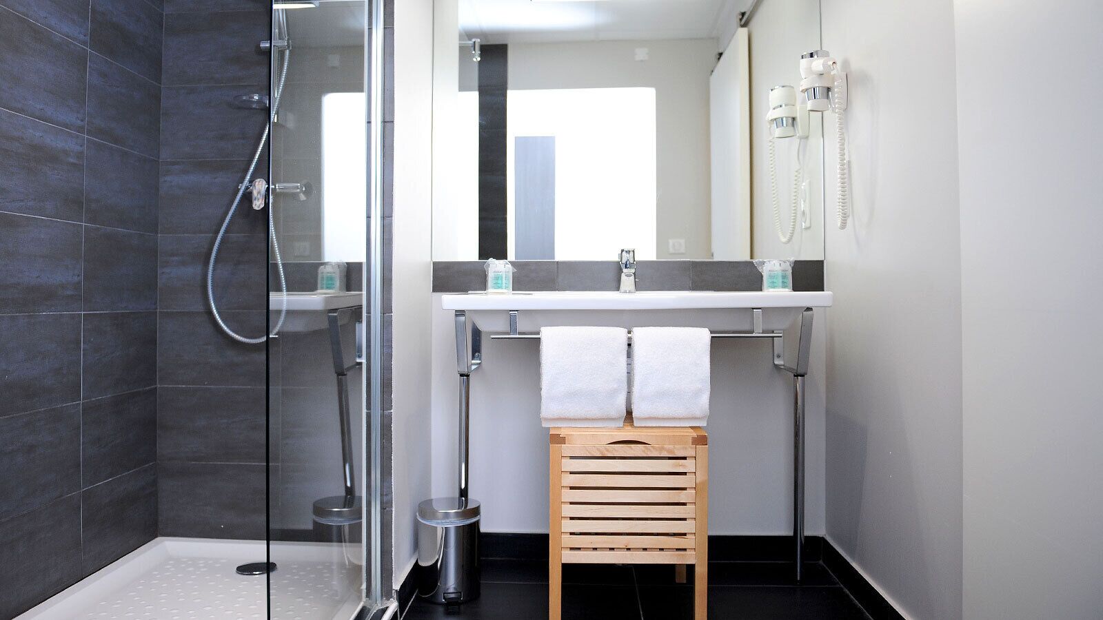 superior front room | bathroom