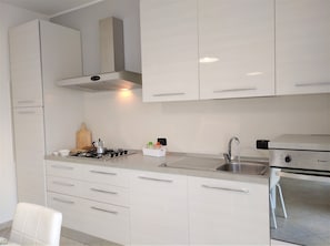 Apartment | Eigene Küche | Großer Kühlschrank, Ofen, Herdplatte