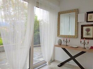 Apartment | Wohnbereich | 40-Zoll-Flachbildfernseher mit Kabelempfang, Fernseher