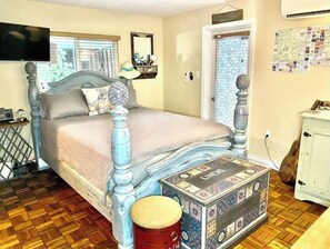 1 bedroom, iron/ironing board, WiFi, bed sheets - Walk to Ocean, Beach, or Flagler Avenue (New Smyrna Beach)