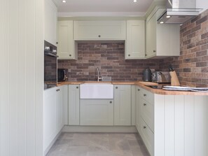 Lava-louças, cadeirão de bebê, talheres/pratos/utensílios de cozinha