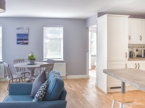 Living area - Designed specifically for coastal getaways, Sea Breeze has everything you need. (Kessingland)