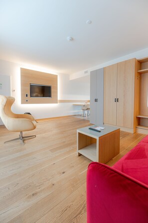 Suíte estúdio família, 1 cama Queen e sofá-cama, sacada | Cofres nos quartos, escrivaninha, espaço de trabalho para notebook