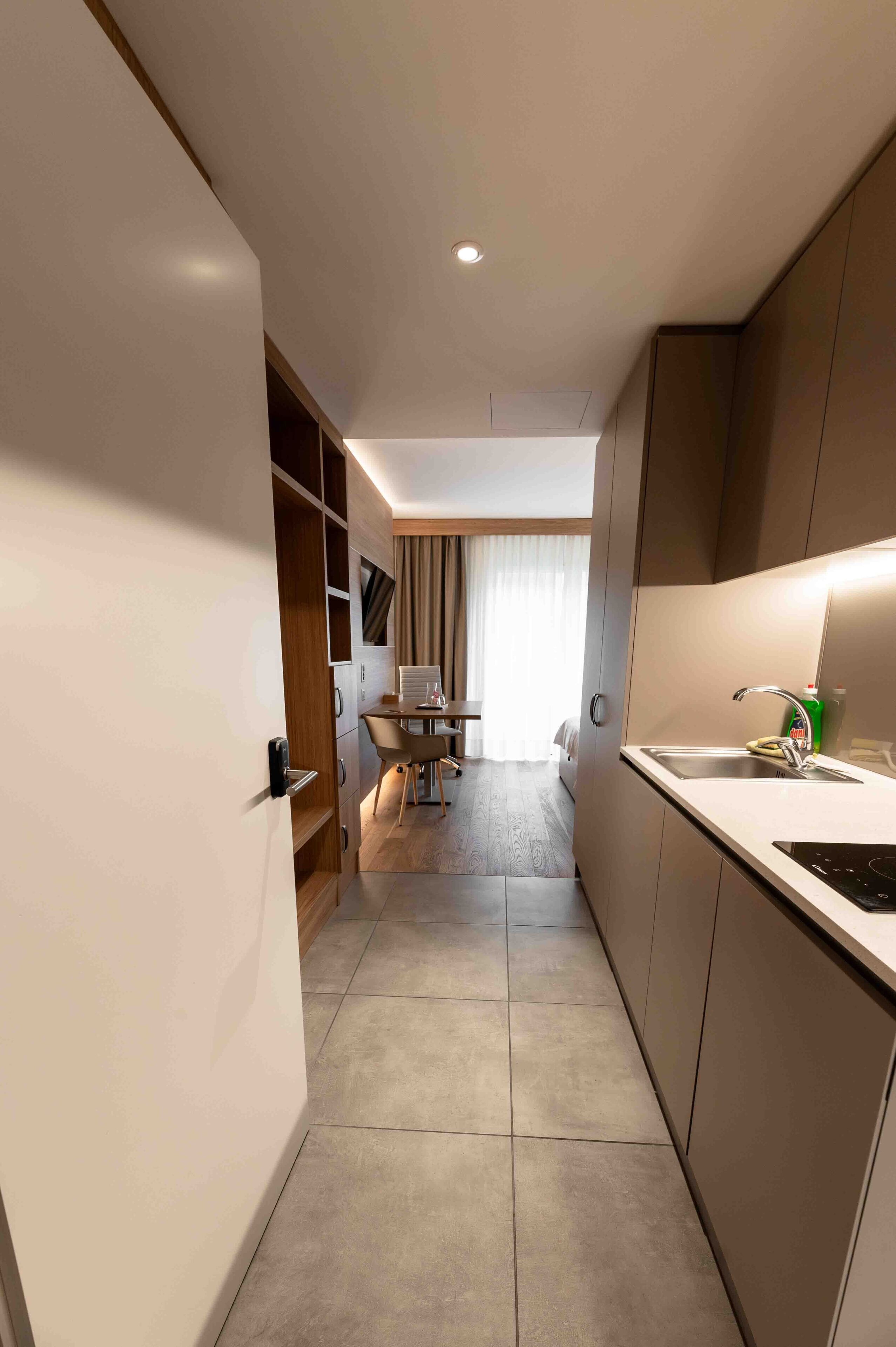 Habitación superior, 1 cama Queen size, cocina | Caja de seguridad en la habitación y escritorio 