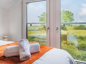 4 室のベッドルーム、旅行用ベビーベッド、WiFi、ベッドシーツ