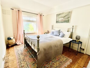 2 bedrooms, desk, iron/ironing board, free WiFi - * Fisherman’s Cottage * with panoramic river views (Appledore)