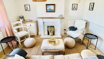 Televisie, een open haard, boeken en een stereo