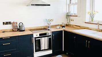 Een koelkast, een oven, een kookplaat, een vaatwasser