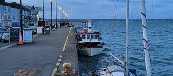 * Fisherman’s Cottage * with panoramic river views