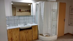 Douche, savon, papier toilette