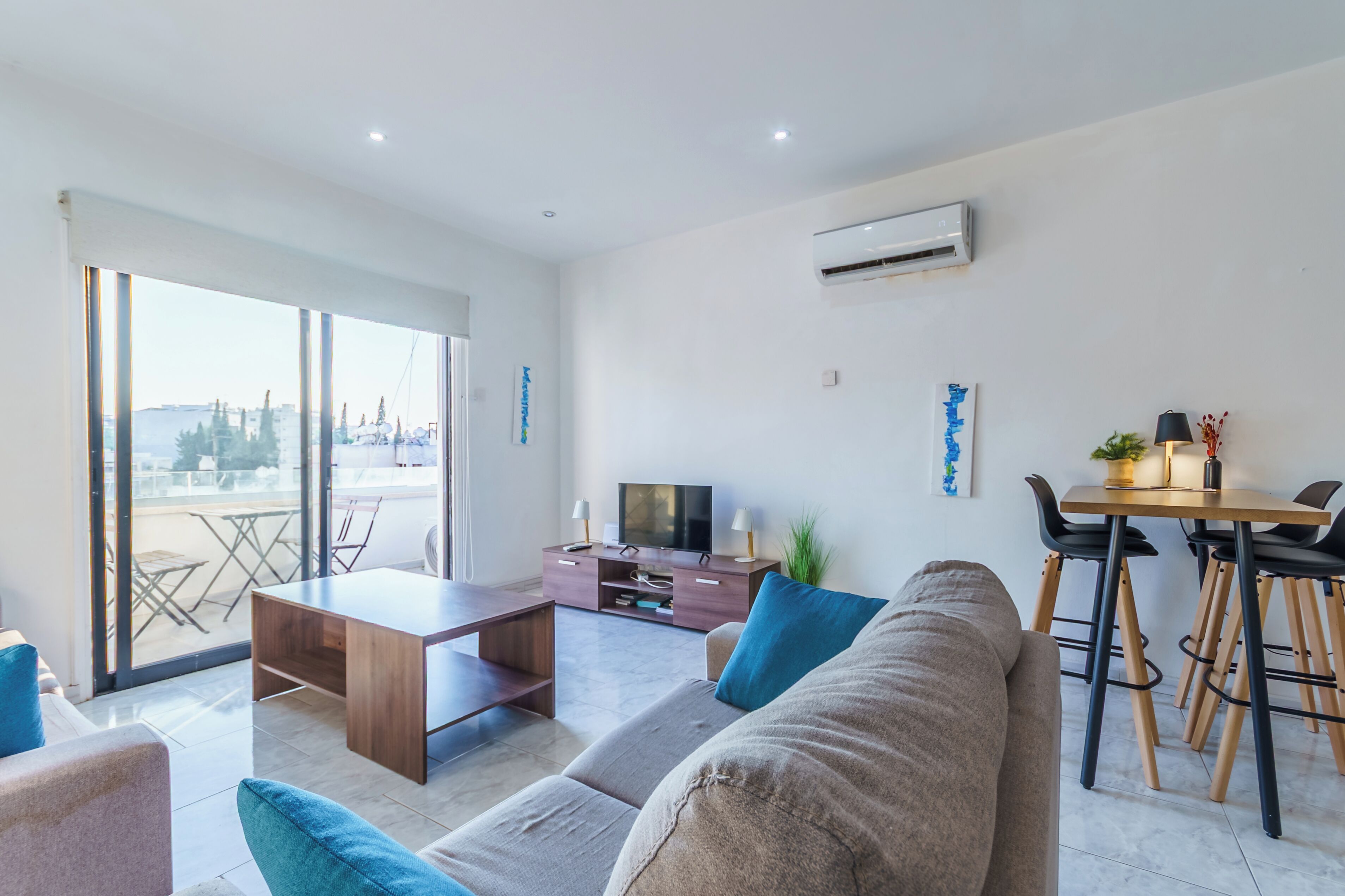 Apartment | Living area | 32-inch LCD TV with satellite channels, TV