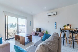 公寓 | 起居区 | 32-英寸液晶电视 （配备卫星频道）、电视