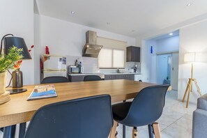 In-room dining - Fanta Sea Apartment (Larnaca)