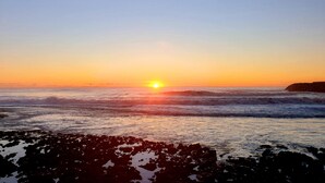 A sunset over a rocky coastline with waves. - Historic Seafront Villa, 10 meters from the sea on the Tyrrhenian coast (Rosignano Solvay-Castiglioncello)