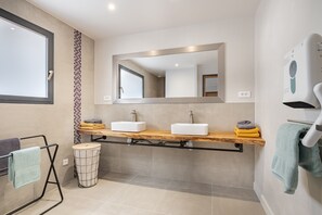 Hair dryer, towels - L'Attrape Rêves - Four Bedroom House, Sleeps 10 (Villelongue-Dels-Monts)