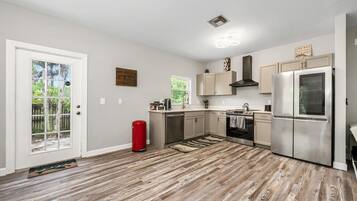 Jääkaappi, mikroaaltouuni, uuni, liesi