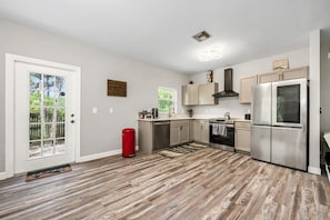 Frigorifero, microonde, forno, piano cottura