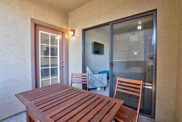 Outdoor dining - Boundless West Valley/ Westgate Luxury (Glendale)