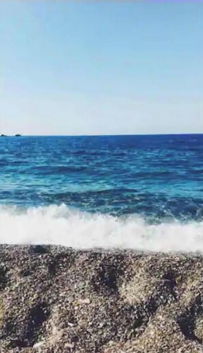 A beach with waves crashing onto a rocky shore. - ANEMOS Junior Suite in Lux Residence complex (SKOPELOS)