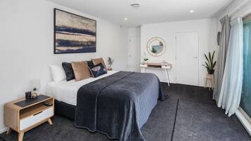 Desk, iron/ironing board, WiFi, bed sheets