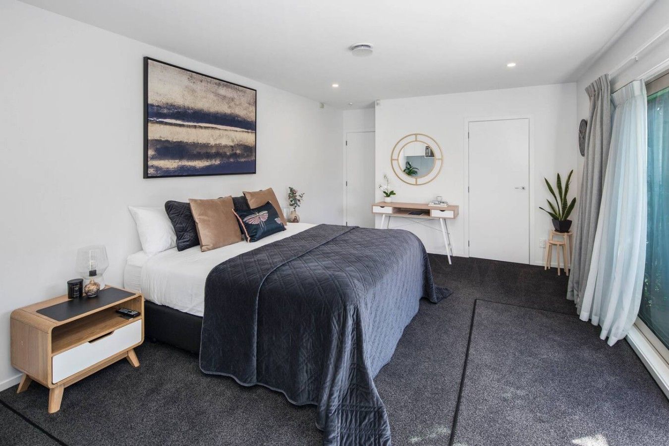 Desk, iron/ironing board, WiFi, bed sheets