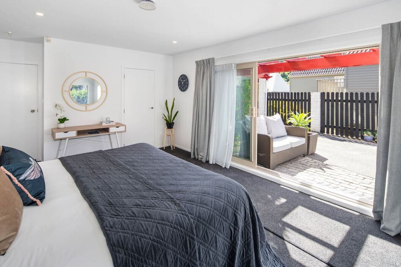 Desk, iron/ironing board, WiFi, bed sheets