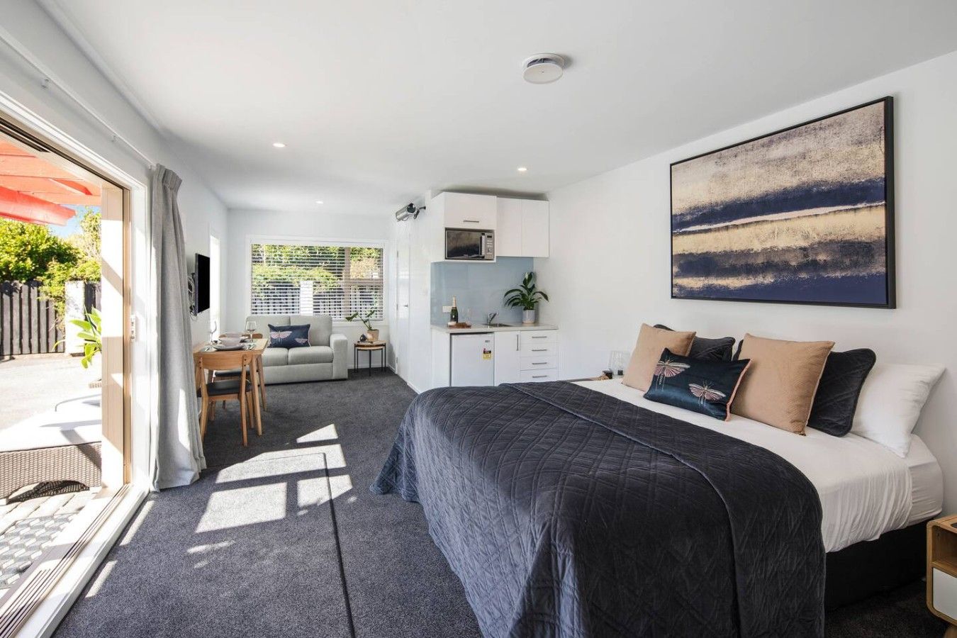Iron/ironing board, WiFi, bed sheets