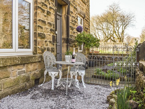 A superbly finished holiday cottage lying within this quaint High Peak village.
