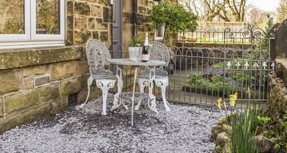 A superbly finished holiday cottage lying within this quaint High Peak village.