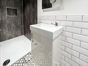 Towels - A superbly finished holiday cottage lying within this quaint High Peak village. (Chinley, near High Peak)