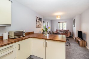 Cottage | Private kitchen | Fridge, dishwasher, electric kettle, toaster - Mayfair (Wigan)