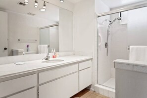 Een douche, een haardroger, handdoeken, shampoo