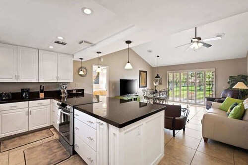 Desert Oasis: 2BR Condo at Palm Desert Resort CC
