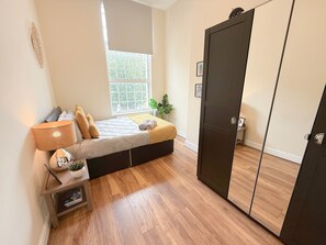 2 slaapkamers, een strijkplank/strijkijzer, gratis wifi, beddengoed