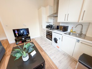 Een koelkast, een microgolfoven, een oven, een kookplaat