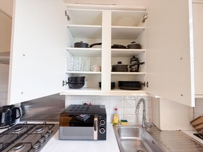 Een koelkast, een magnetron, een oven, een kookplaat