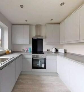 Fridge, microwave, oven, stovetop - Modern London Family Home, Zone 3 with Great Transport Links (Mitcham)
