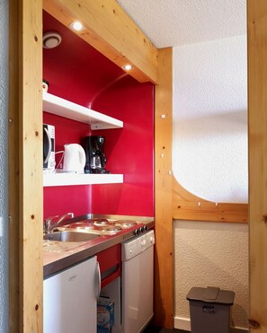 Jääkaappi, mikroaaltouuni, uuni, liesi