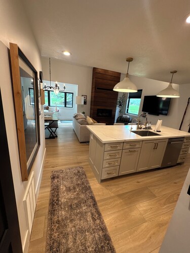 Beautifully Decorated Family Sized Ski Condo - Minutes walk to resort 