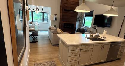 Beautifully Decorated Family Sized Ski Condo - Minutes walk to resort