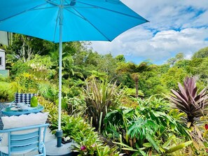 Outdoor dining - PEACEFUL BEAUTIFUL FARM STAY 20 MINUTES FROM PRISTINE BEACHES (BILLINUDGEL)