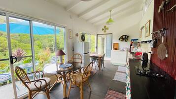 Køleskab, ovn, elkedel, brødrister