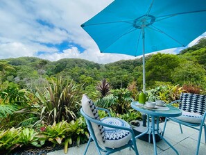 Outdoor dining - PEACEFUL BEAUTIFUL FARM STAY 20 MINUTES FROM PRISTINE BEACHES (BILLINUDGEL)