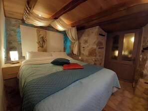 3 bedrooms, in-room safe, desk, soundproofing