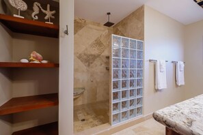 Douche, séchoir à cheveux, serviettes fournies, savon