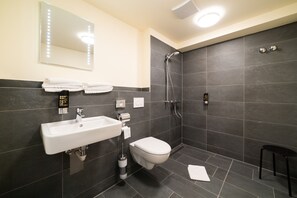 Habitació doble superior | Bany | Dutxa, tovalloles, sabó i xampú