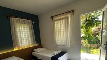 Twin Room | Egyptian cotton sheets, premium bedding, laptop workspace, free WiFi