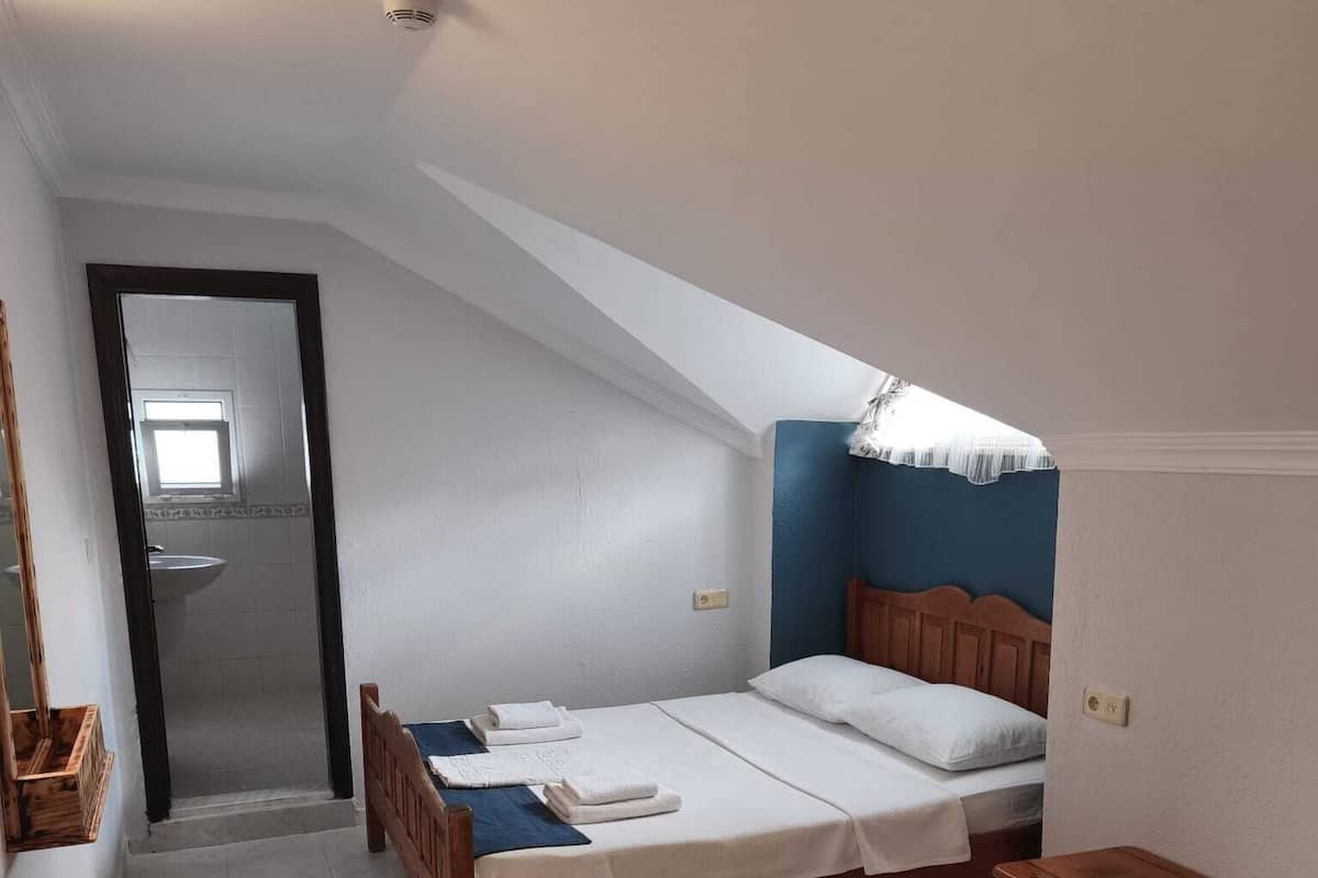 Family Loft | Egyptian cotton sheets, premium bedding, laptop workspace, free WiFi