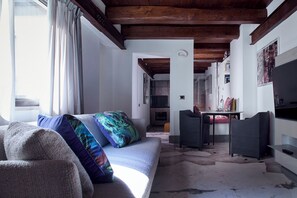 ファミリー アパートメント 2 ベッドルーム | リビング エリア | 48 インチのスマートテレビ (衛星放送視聴可)、テレビ