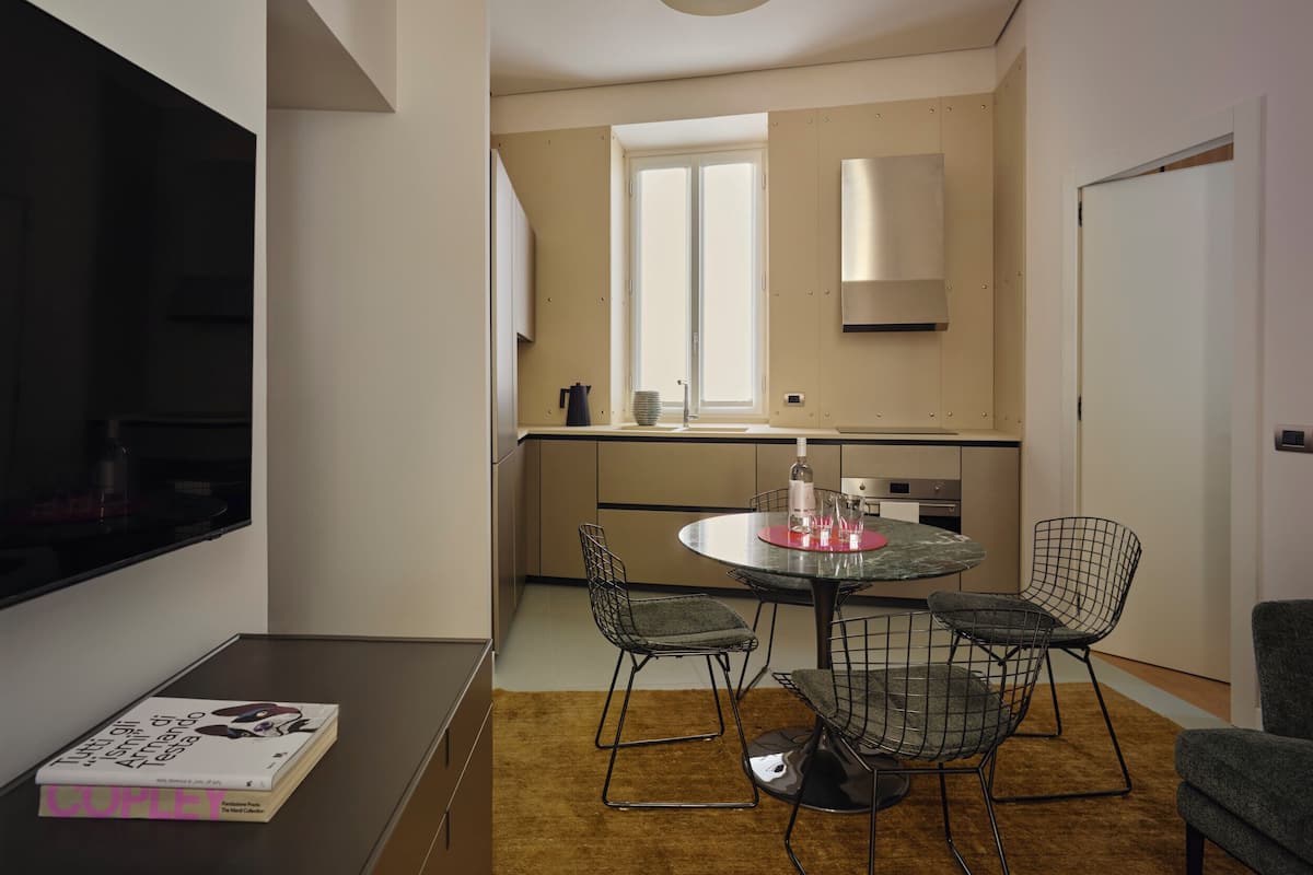 Condo Royal | Cocina privada | Refrigerador con congelador, microondas, horno y parrilla de estufa